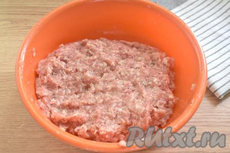 Тщательно перемешиваем фарш. Получившийся фарш несколько раз отбиваем о дно миски (берём фарш в руки и бросаем его в миску, повторяем эту процедуру несколько раз). Благодаря отбиванию, котлетки получатся более нежными и будут хорошо держать форму в процессе запекания.