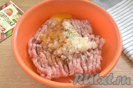 По вкусу фарш солим, приправляем специями (я добавила молотую паприку и чёрный молотый перец).