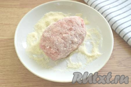 Поднимаем края лепёшки над сыром, формируя котлету (сыр должен быть внутри котлеты), хорошо скрепляем края. Сформированную котлету обваливаем со всех сторон в манке (или в панировочных сухарях). Аналогично формируем все котлеты (у нас получатся 6 штук).