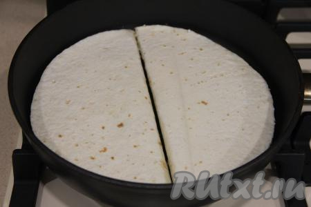 Аналогично сформировать все 3 тортильи с начинкой из творога и сыра. В сковороду влить немного растительного масла, хорошо разогреть и выложить тортилью с начинкой.