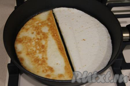 Жарить тортилью на среднем огне с двух сторон до золотистого цвета.&nbsp;