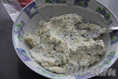 Перемешать творожно-сырную массу до однородности и начинка для тортильи готова.