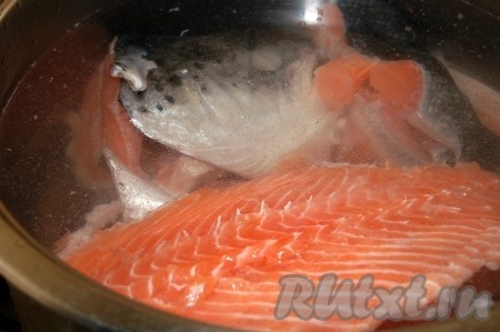 Обрабатываем рыбу. Голову, хребет и хвост заливаем водой и ставим вариться.