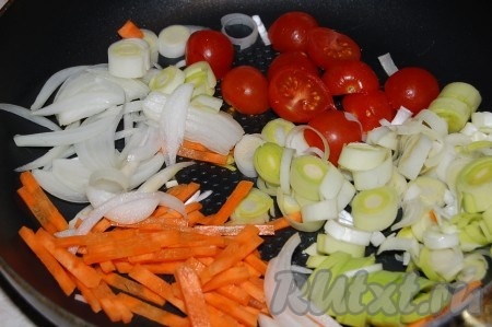 На сливочном масле обжариваем нарезанные морковь, репчатый лук, лук порей и помидоры. Обжариваем до легкого подрумянивания примерно 10 минут.