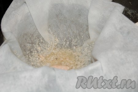 Бульон процеживаем и переливаем в чистую кастрюлю.