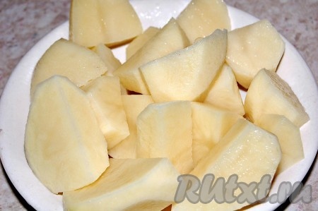 Картофель чистим, режем крупными кусками и отправляем вариться в процеженный бульон на 15 минут. Добавляем соль.