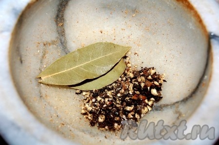 Обжаренные овощи и разделанную мякоть рыбы отправляем в кастрюлю с бульоном. Туда же отправляем лавровый лист и толченый черный перец.