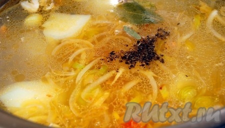Обжаренные овощи и разделанную мякоть рыбы отправляем в кастрюлю с бульоном. Туда же отправляем лавровый лист и толченый черный перец.