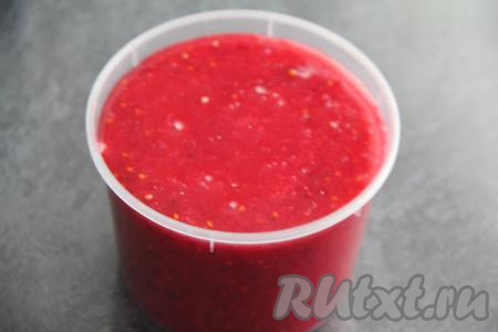 Затем перемешать ягодную массу и переложить в пластиковый лоток. Закрыть лоток герметичной крышкой и поставить в морозилку.