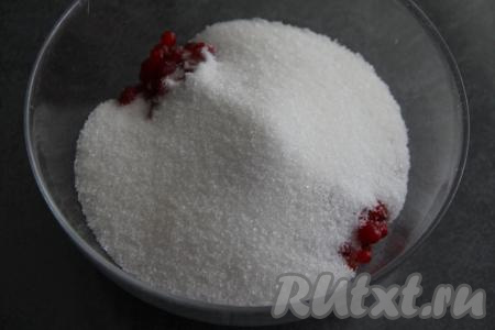 Соединить ягоды и сахар в глубокой миске.