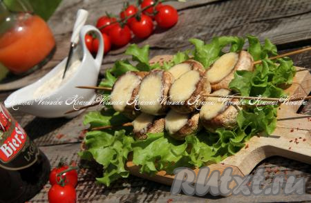 Аппетитные, сочные шампиньоны, фаршированные сыром, приготовленные на мангале, сразу подать к столу в качестве дополнения к запечённому мясу или рыбе.