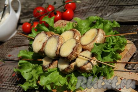 Шампиньоны, фаршированные сыром на мангале