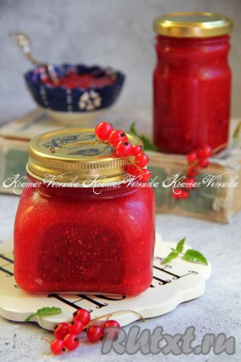 Красная смородина, протёртая с сахаром, получается яркой, очень аппетитной и вкусной. Делается эта заготовка очень просто, без варки, а получается великолепной. Зимой её можно подать к чаю или использовать в качестве дополнения к оладушкам, блинам, панкейкам.