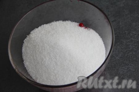 Затем пересыпать красную смородину в достаточно объёмную сухую миску, всыпать сахар.