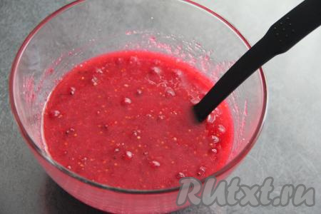 Получившую однородную ягодную массу оставить на 1 час при комнатной температуре, пару раз за это время можно перемешать, чтобы сахар равномерно распределился и не оседал.&nbsp;