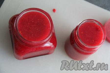 Банки (я взяла банку объёмом 300 миллилитров и баночку объёмом 200 миллилитров) простерилизовать (я стерилизую над паром), крышки прокипятить, затем обсушить баночки и крышки. Разложить ягодную массу по подготовленным банкам, закрутить крышками и убрать в холодильник на хранение.