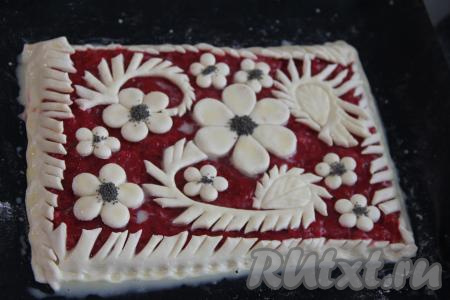 Смазать украшение из теста взбитым желтком. Центры цветков я украсила маком. Пирог с красной смородиной поставить в разогретую духовку и выпекать минут 35 (до подрумянивания слоёного теста) при температуре 200 градусов.