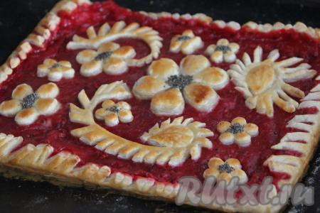 Готовый пирог достать из духовки и слегка остудить.