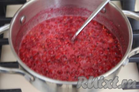 После закипания варить красную смородину на минимальном огне 1-2 минуты, иногда помешивая. В небольшую ёмкость всыпать крахмал, влить 30 миллилитров холодной воды, тщательно перемешать (до однородности). Влить тонкой струйкой получившуюся крахмальную смесь, постоянно помешивая, в кастрюлю с ягодами и варить, продолжая перемешивать, 2-3 минуты (до загустения), затем снять с огня, полностью остудить, накрыв пищевой плёнкой так, чтобы плёнка лежала на поверхности смородины. После остывания начинка для слоёного пирога будет готова.