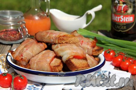 Бутерброды с беконом и помидорами на мангале 