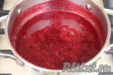Поставить кастрюлю с ягодным пюре на средний огонь, довести, помешивая, до кипения, а затем варить силт из красной смородины, периодически перемешивая, 5 минут на медленном огне.
