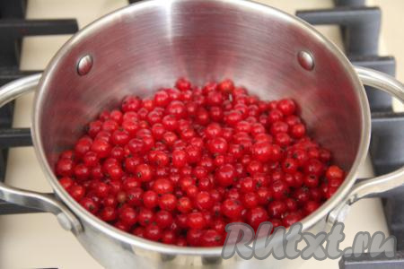 В кастрюлю выложить красную смородину и влить 50 миллилитров воды, поставить на огонь.