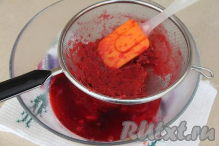 Затем перетереть ягодную массу через сито. Жмых нам не потребуется.