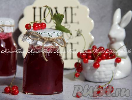 Остывшие банки с силтом из красной смородины убрать на хранение в погреб или холодильник. Зимой это яркое, вкусное желе без косточек станет приятным дополнением к чаю или блинчикам.