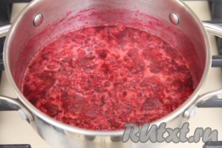 После закипания варить ягоды на медленном огне 15-20 минут.