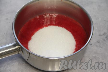 В сотейник (или кастрюлю) с ягодным пюре всыпать отмеренное количество сахара, перемешать и поставить на средний огонь, варить, периодически помешивая, до закипания, а затем уменьшить до минимума огонь.