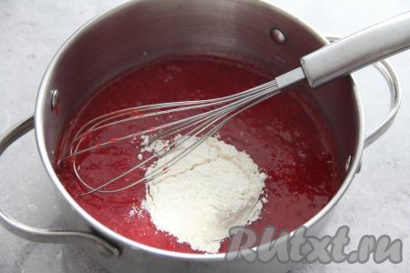 Перелить получившуюся ягодную массу в кастрюлю, добавить сахар и крахмал, перемешать и поставить на средний огонь.&nbsp;