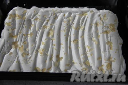 По желанию можно присыпать взбитые белки лепестками миндаля.