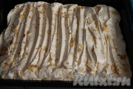 Выпекать меренговый корж в разогретой духовке минут 30-35 при температуре 160 градусов.