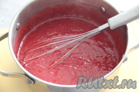 Постоянно помешивая, довести ягодную массу до кипения, а затем варить до загустения (минуты 2-3), убрать с огня, полностью остудить и малиновая начинка для меренгового рулета готова.