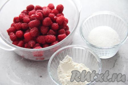 Для начинки можно взять свежую или замороженную малину. Если вы готовите со свежей малиной, тогда её нужно перебрать, замочить на 20 минут в подсоленной холодной воде (из расчёта на 1 литр воды 0,5 чайной ложки соли), чтобы червячки или грязь вышли из ягод, затем воду слейте, переложив малину в сито (или дуршлаг). Если малина заморожена, разморозьте её, выделившуюся воду слейте.