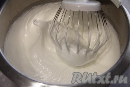Влить белки в абсолютно сухую чашу миксера, добавить соль. Взбивать белки на средней скорости 2-3 минуты, затем, не переставая взбивать, всыпать тонкой струйкой сахар и взбивать минут 10.
