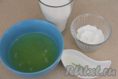 Подготовить продукты для выпечки меренгового коржа. Яйца разделить аккуратно на белки и желтки (желтки нам не понадобятся). Отделять белки от желтков нужно аккуратно, если в белки попадёт хоть капля желтков, они не взобьются. Взвесить белковую массу, нам понадобится 190 грамм яичных белков (сколько для этого понадобится яиц указать сложно, так как яйца бывают разной величины). Выдавить сок из лимона.