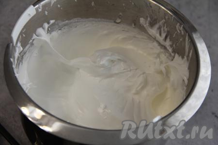 Затем во взбитые белки влить лимонный сок, добавить крахмал и взбивать 1 минуту. Масса получится воздушной, она будет хорошо держать рельеф.