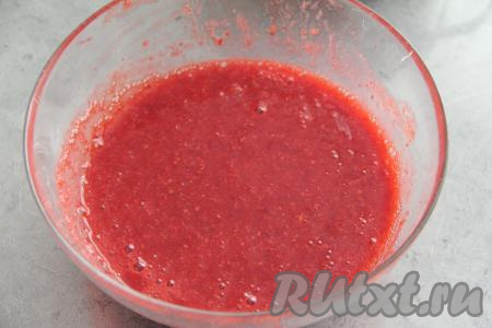 Подготовленную малину пробить погружным блендером до однородности.&nbsp;