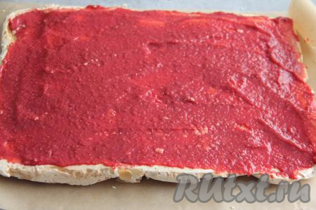 Смазать корж малиновой начинкой.