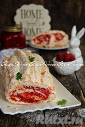 Поместить меренговый рулет с малиной в холодильник на пару часов, а затем нарезать на кусочки и подать к столу. Этот десерт, приготовленный в домашних условиях, получается восхитительно вкусным.