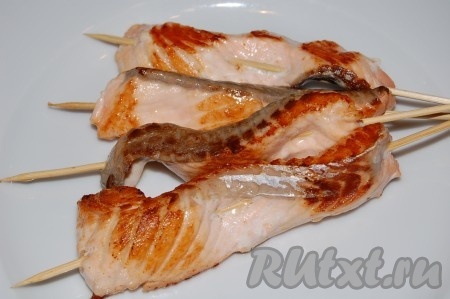 Приготовленные аппетитные, вкусные, сочные шашлычки из сёмги на шпажках выложить на блюдо.

