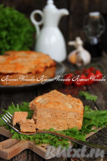 Затем вкусный, воздушный куриный пудинг достать из духовки, переложить на тарелку, нарезать на кусочки и подать к столу.