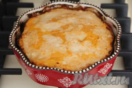 Поставить форму в разогретую духовку и готовить куриный пудинг минут 20-25 при температуре 190 градусов.