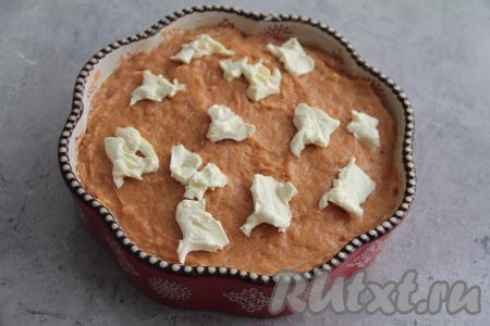 В куриную массу добавить взбитые белки и аккуратно вмешать их с помощью столовой ложки. Получившуюся массу выложить в форму для запекания (я взяла форму диаметром 18 сантиметров), заранее смазанную сливочным маслом, разровнять. Сверху разложить 30 грамм сливочного масла, разделённого на кусочки.