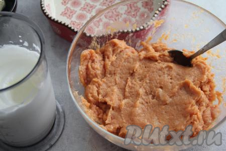 Пробить массу до однородного состояния. Если нет измельчителя, можно пробить куриное мясо с кетчупом, желтками, луком и чесноком до однородности погружным блендером. Охлаждённые белки взбить миксером до стойких пиков.