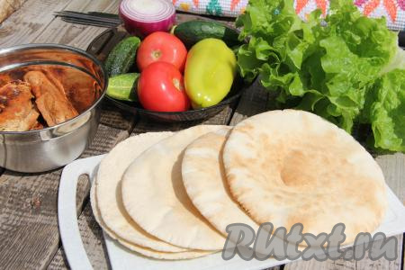 Болгарский перец очистить от семян и плодоножки. Лук очистить. Огурец, перец, помидоры, лук и листья салата промыть и обсушить.