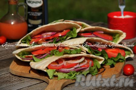 Перед подачей полить начинку приготовленным ранее соусом. Вот такие аппетитные питы с курицей и овощами получились у меня.