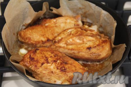 Сковороду застелить пергаментом, смазать растительным маслом, разогреть, а затем выложить куриное филе. Обжарить мясо в течение 8-10 минут с каждой стороны. Готовность можно проверить, разрезав филе пополам ножом. Разрез должен быть белого цвета, без розовых и серых вкраплений. Убрать филе со сковороды и дать остыть.