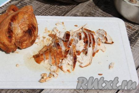 Куриное филе нарезать на кусочки.